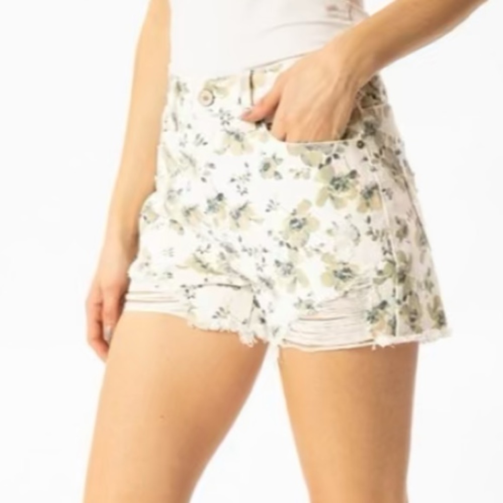 Floral shorts 🌻